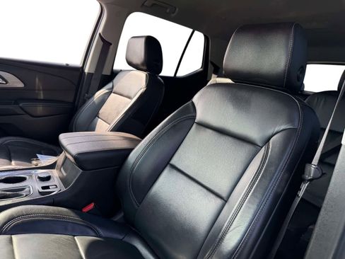 Used 2020 Chevrolet Traverse LT image 12