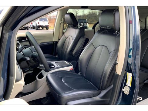 Used 2024 Chrysler Pacifica Touring-L image 20