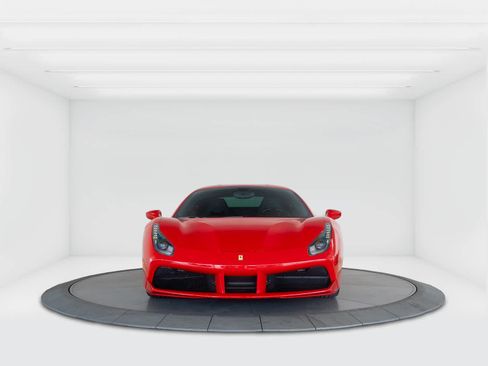 Used 2018 Ferrari 488 GTB RWD image 8