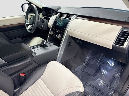 Used 2025 Land Rover Discovery Dynamic SE image 14