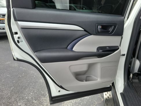 Used 2018 Toyota Highlander LE FWD image 23