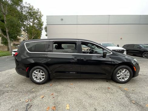 New 2026 Chrysler Pacifica Select image 6