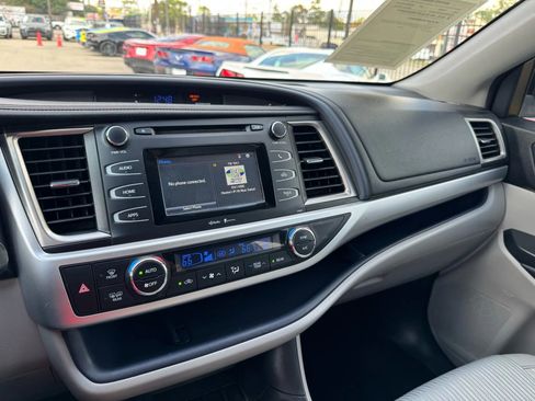 Used 2015 Toyota Highlander LE image 39