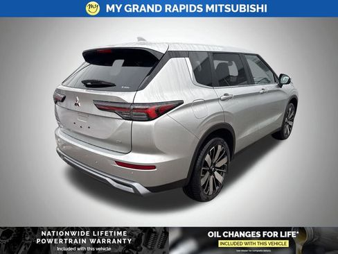New 2026 Mitsubishi Outlander SE image 8