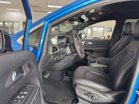 New 2027 Chrysler Pacifica Select FWD image 10