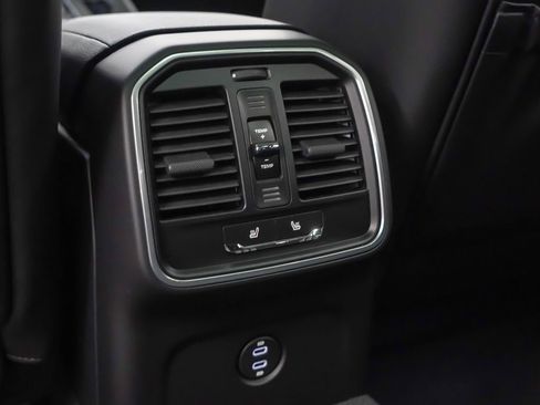 Certified 2026 Porsche Macan AWD/4WD image 34