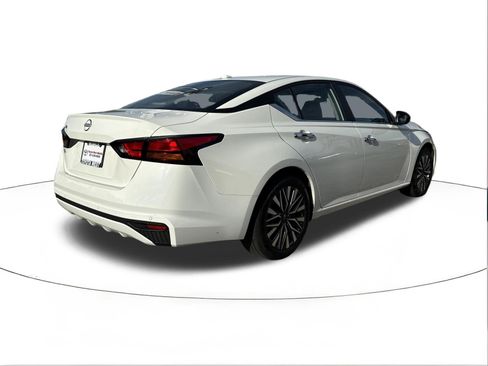Used 2025 Nissan Altima 2.5 SV FWD image 3