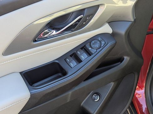 Used 2022 Chevrolet Traverse LT image 11