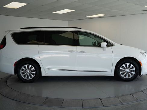 Used 2017 Chrysler Pacifica Touring-L FWD image 8