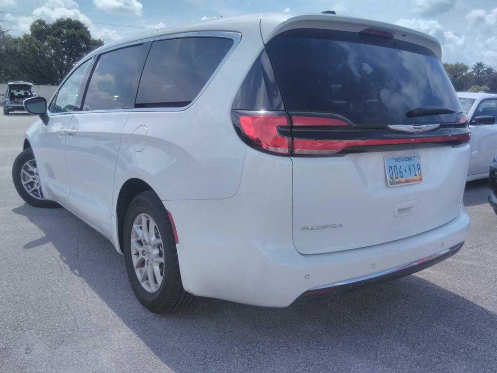 Used 2023 Chrysler Pacifica Touring-L FWD image 2