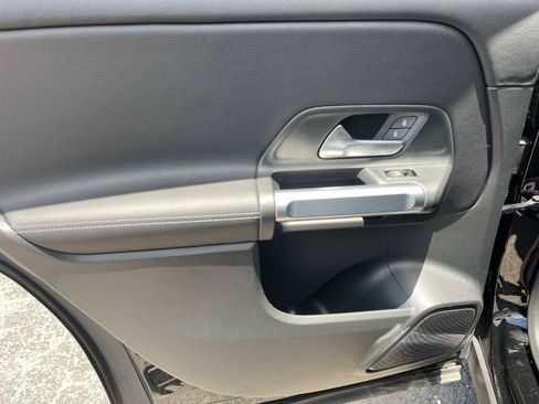 Used 2023 Mercedes-Benz GLB 250 4MATIC image 19