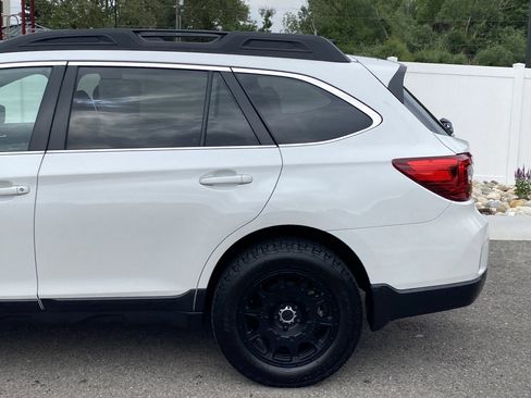 Used 2017 Subaru Outback 3.6R Limited AWD/4WD image 4