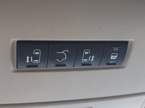 Used 2012 Chrysler Town & Country Touring-L w/ Entertainment Group #2 FWD image 18