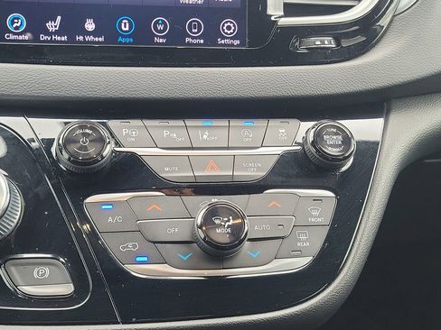 Used 2020 Chrysler Pacifica Touring w/ Advanced Safetytec Group image 19