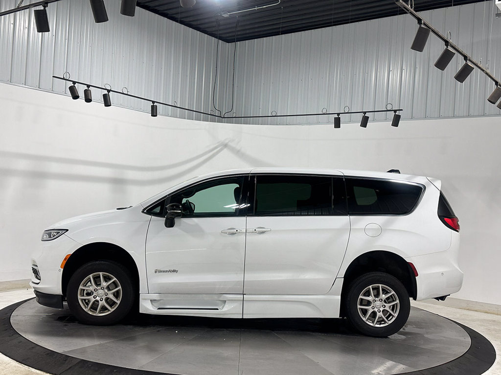 Used 2025 Chrysler Pacifica Select FWD image 11