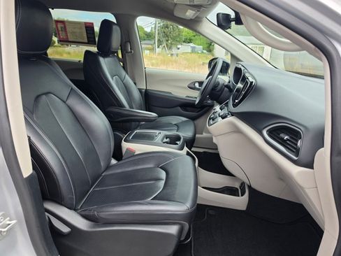 Used 2024 Chrysler Pacifica Touring-L FWD image 11