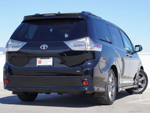 Used 2018 Toyota Sienna SE image 5