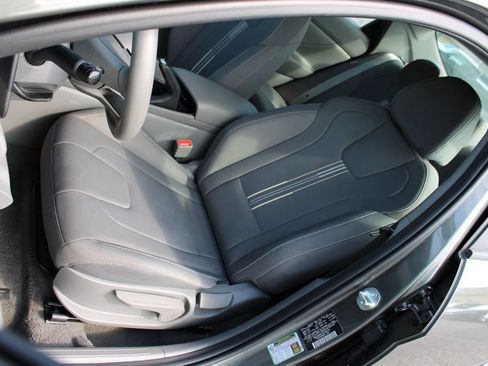 Used 2025 Hyundai Elantra Sport FWD image 19