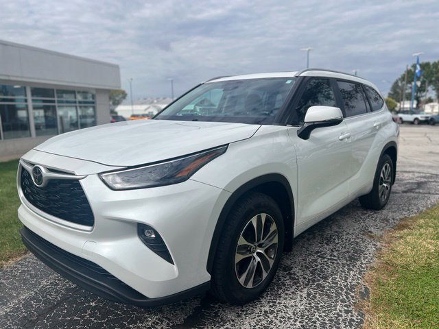 Used 2023 Toyota Highlander XLE FWD image 4
