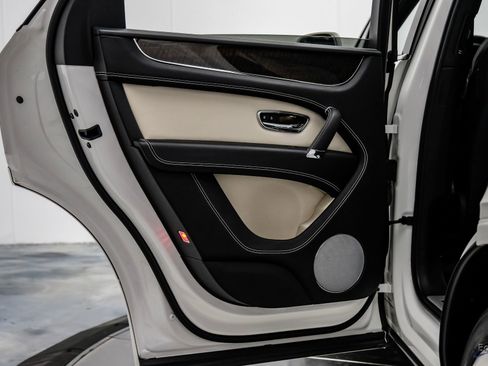 Used 2019 Bentley Bentayga image 90