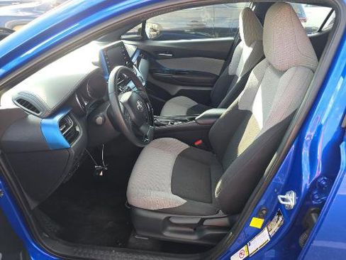 Used 2019 Toyota C-HR XLE FWD image 4