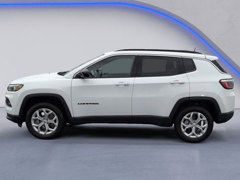 Used 2024 Jeep Compass Latitude image 11