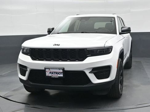 Used 2025 Jeep Grand Cherokee Altitude AWD/4WD image 11