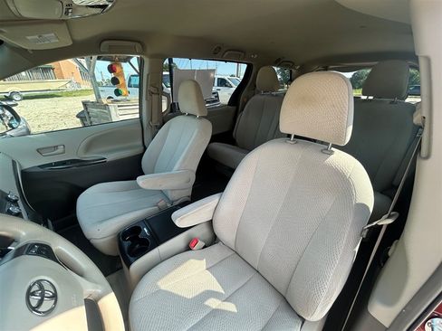 Used 2012 Toyota Sienna LE w/ Towing Pkg AWD/4WD image 11