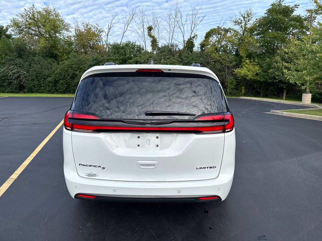 Used 2025 Chrysler Pacifica Limited w/ Uconnect Theater Family Group FWD image 4