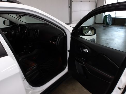 Used 2020 Jeep Cherokee Trailhawk w/ Cold Weather Group AWD/4WD image 15
