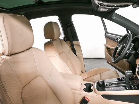 Certified 2025 Porsche Macan image 24