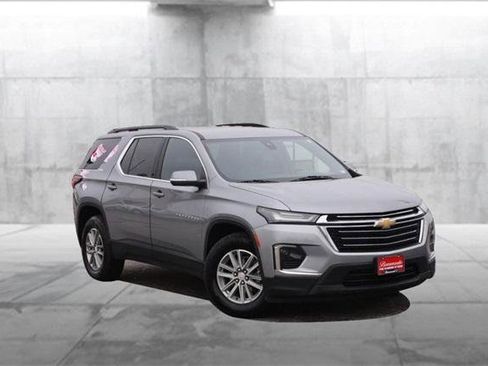 Used 2023 Chevrolet Traverse LT image 2