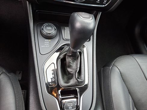 Used 2019 Jeep Cherokee Limited image 15