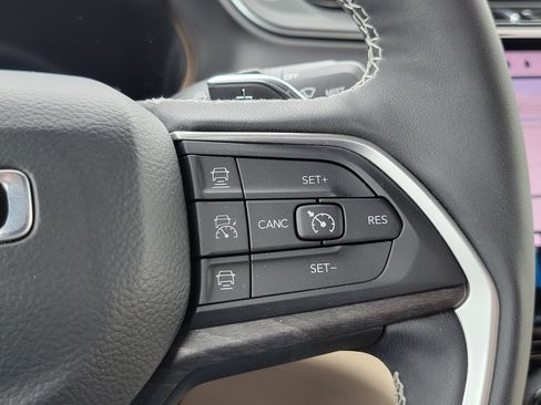 Used 2025 Jeep Grand Cherokee Limited AWD/4WD image 12