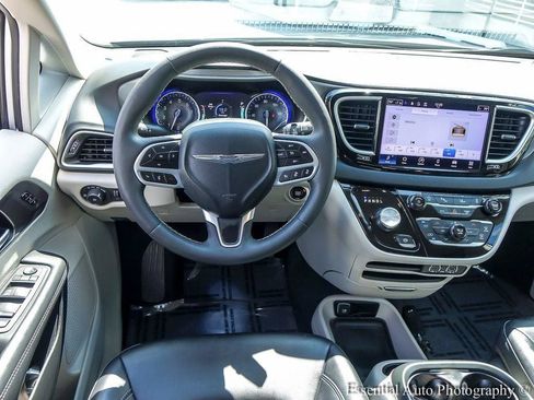 Used 2024 Chrysler Pacifica Touring-L FWD image 13