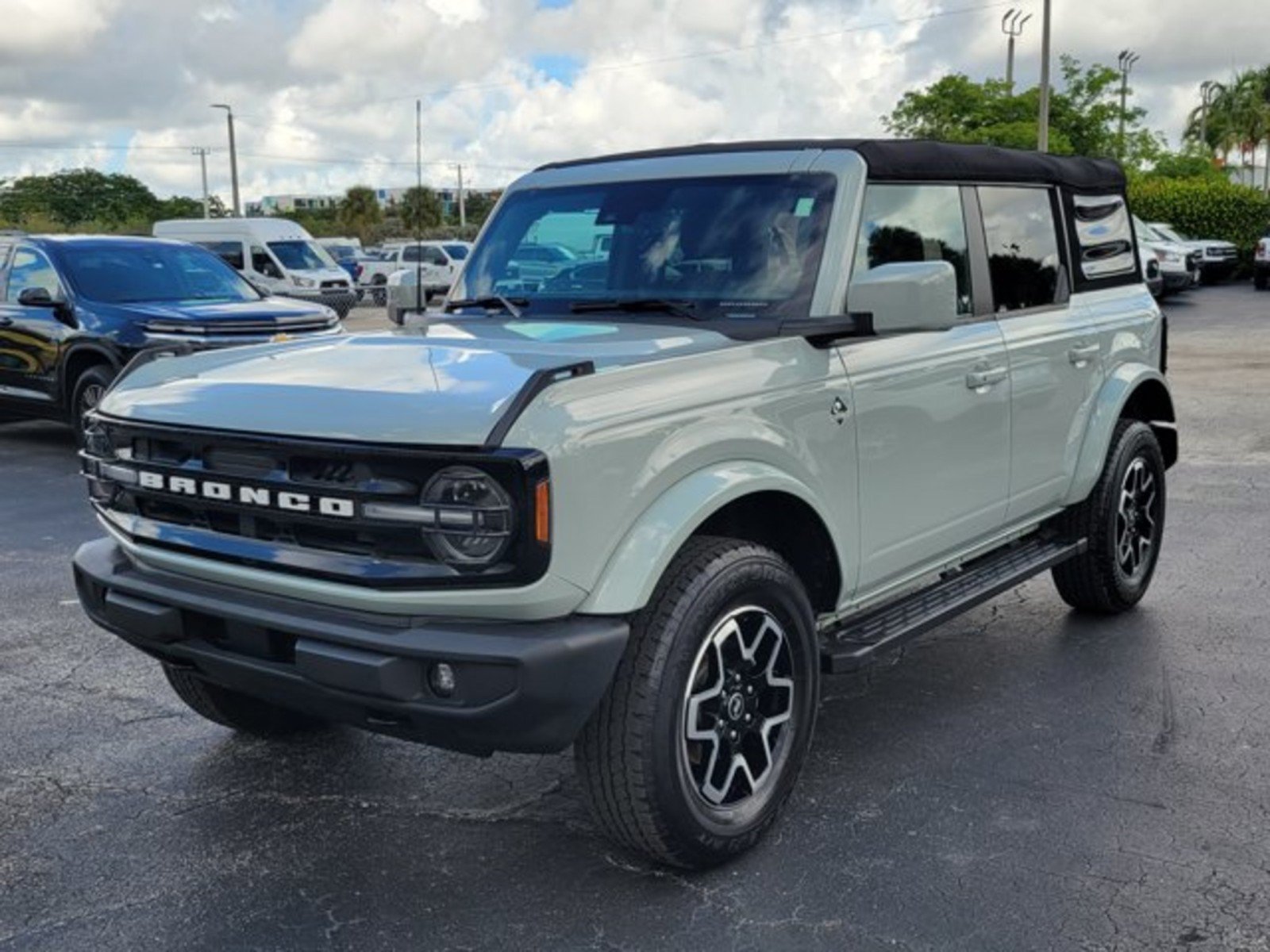 Used 2023 Ford Bronco Outer Banks AWD/4WD image 3