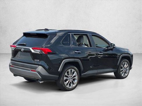 Used 2020 Toyota RAV4 Limited FWD image 5