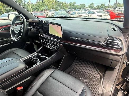 Used 2024 Chevrolet Traverse Z71 AWD/4WD image 12