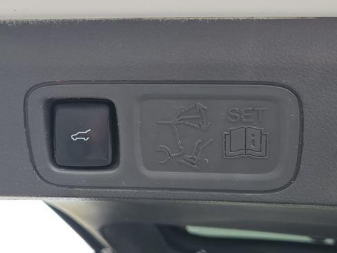 Used 2018 Ford Expedition XLT w/ Equipment Group 202A RWD image 9