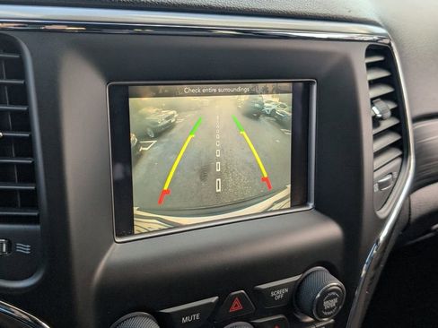 Used 2019 Jeep Grand Cherokee Laredo image 23