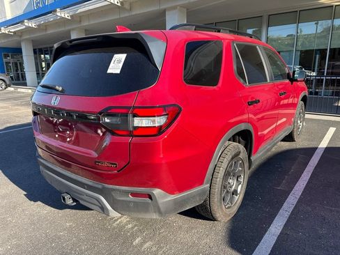 Certified 2025 Honda Pilot TrailSport image 6
