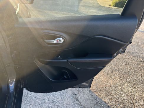 Used 2022 Jeep Cherokee Trailhawk w/ Premium Leather Package image 17