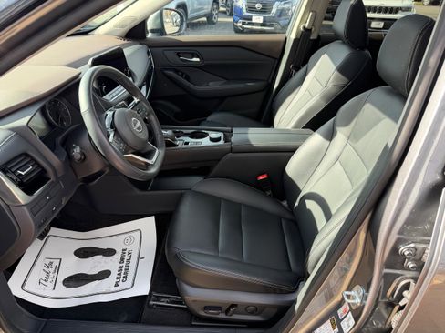 Used 2023 Nissan Rogue SL w/ SL Premium Package image 3