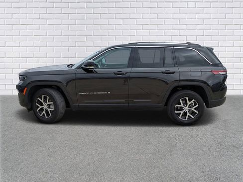 Used 2023 Jeep Grand Cherokee Limited image 2