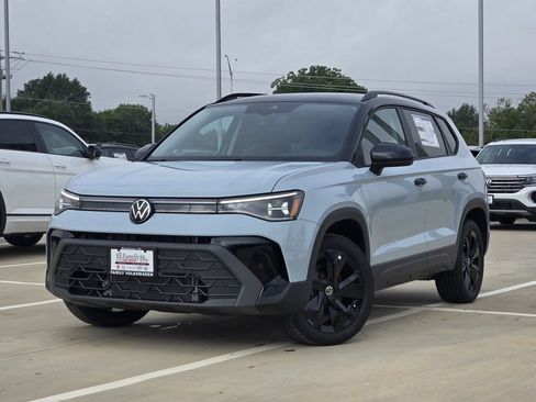New 2026 Volkswagen Taos SE FWD image 1