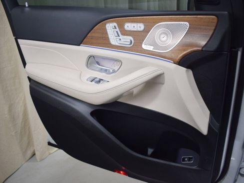 Used 2025 Mercedes-Benz GLS 450 4MATIC image 38