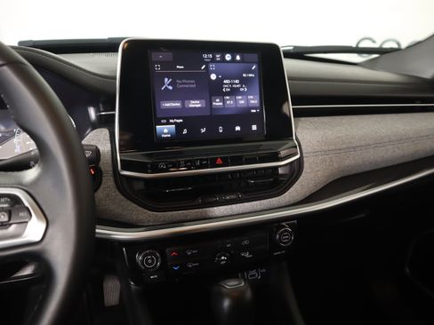 Used 2025 Jeep Compass Latitude image 5