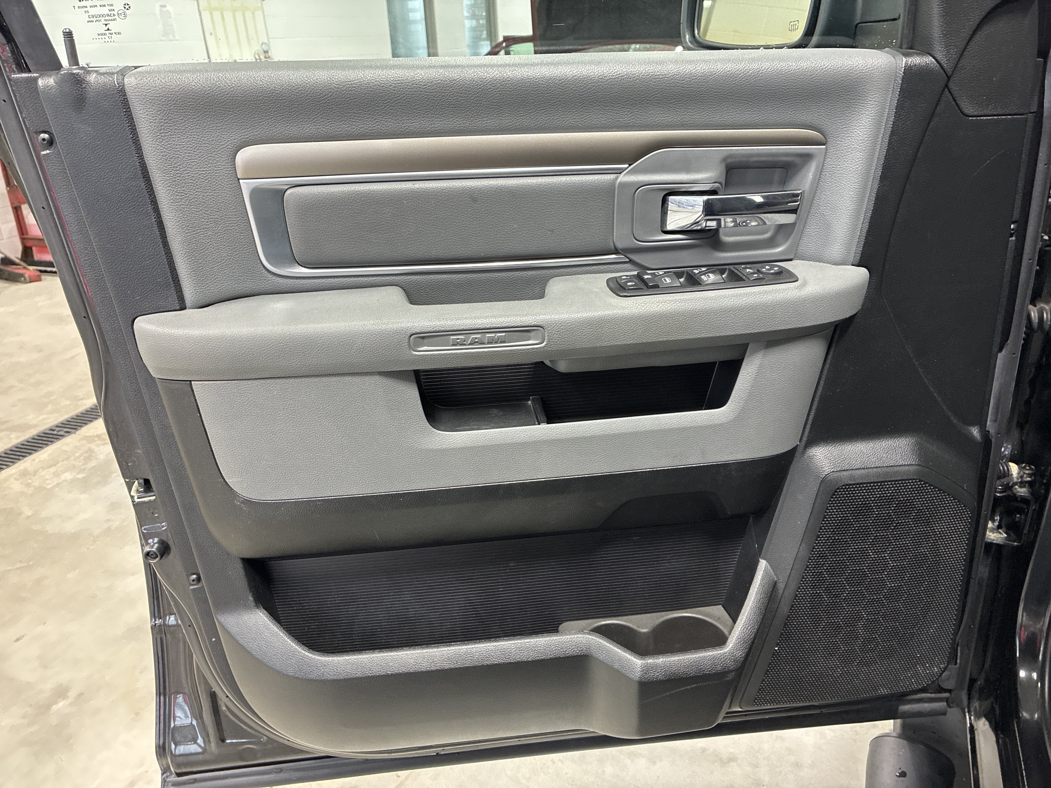 Used 2018 RAM 1500 SLT AWD/4WD image 20