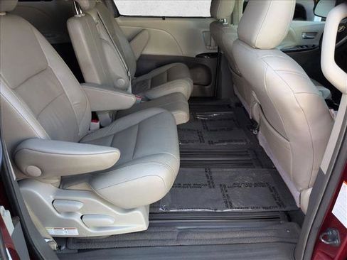 Used 2015 Toyota Sienna XLE w/ XLE Navigation Package image 20