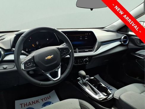 Used 2024 Chevrolet Trax LT w/ LT Convenience Package image 9